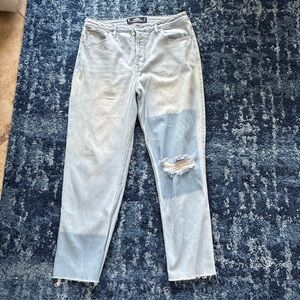 Hollister Vintage Straight Leg Distressed Jeans
High Rise -13R